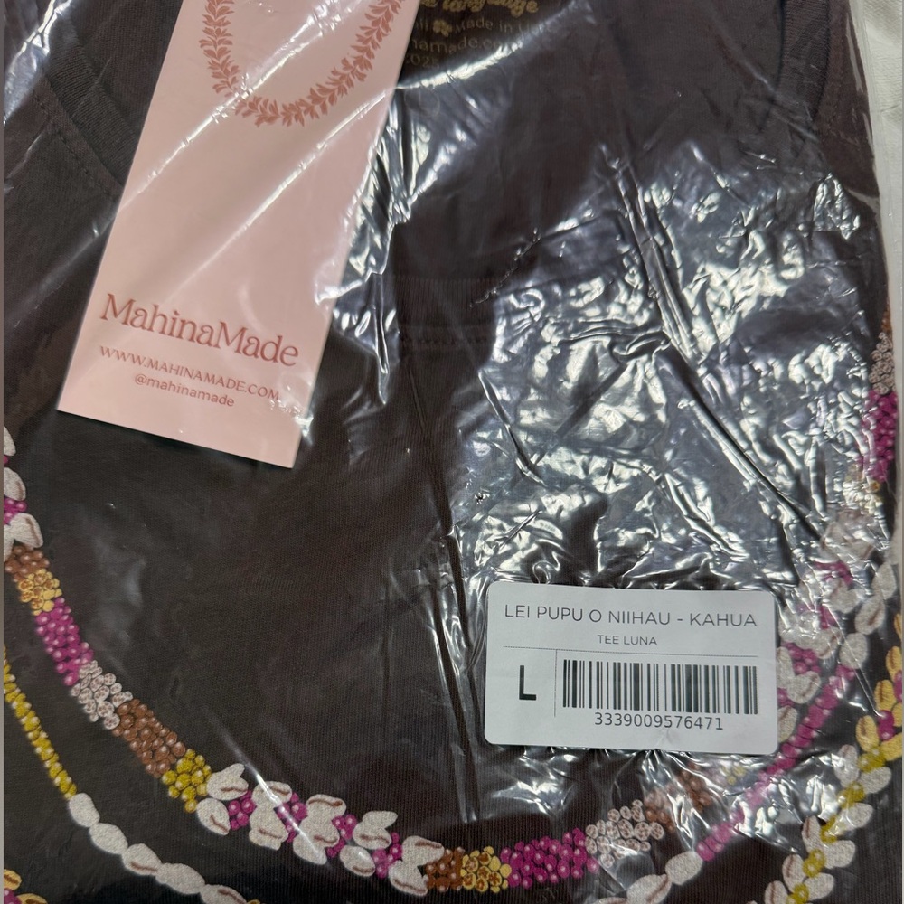 MahinaMade Kahua Tee with Lei Pupu O Niihau - Picture 3 of 3